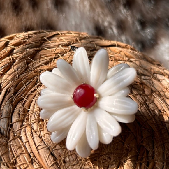 VINTAGE DAISY CASTLECLIFF FAUX PEARL WITH RED STONE & GOLD TONE BROOCH - Picture 7 of 15